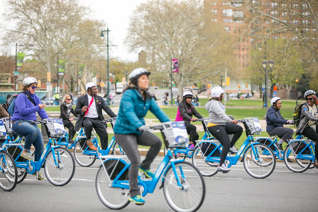 persone in giro con la bici di Indego per Filadelfia 