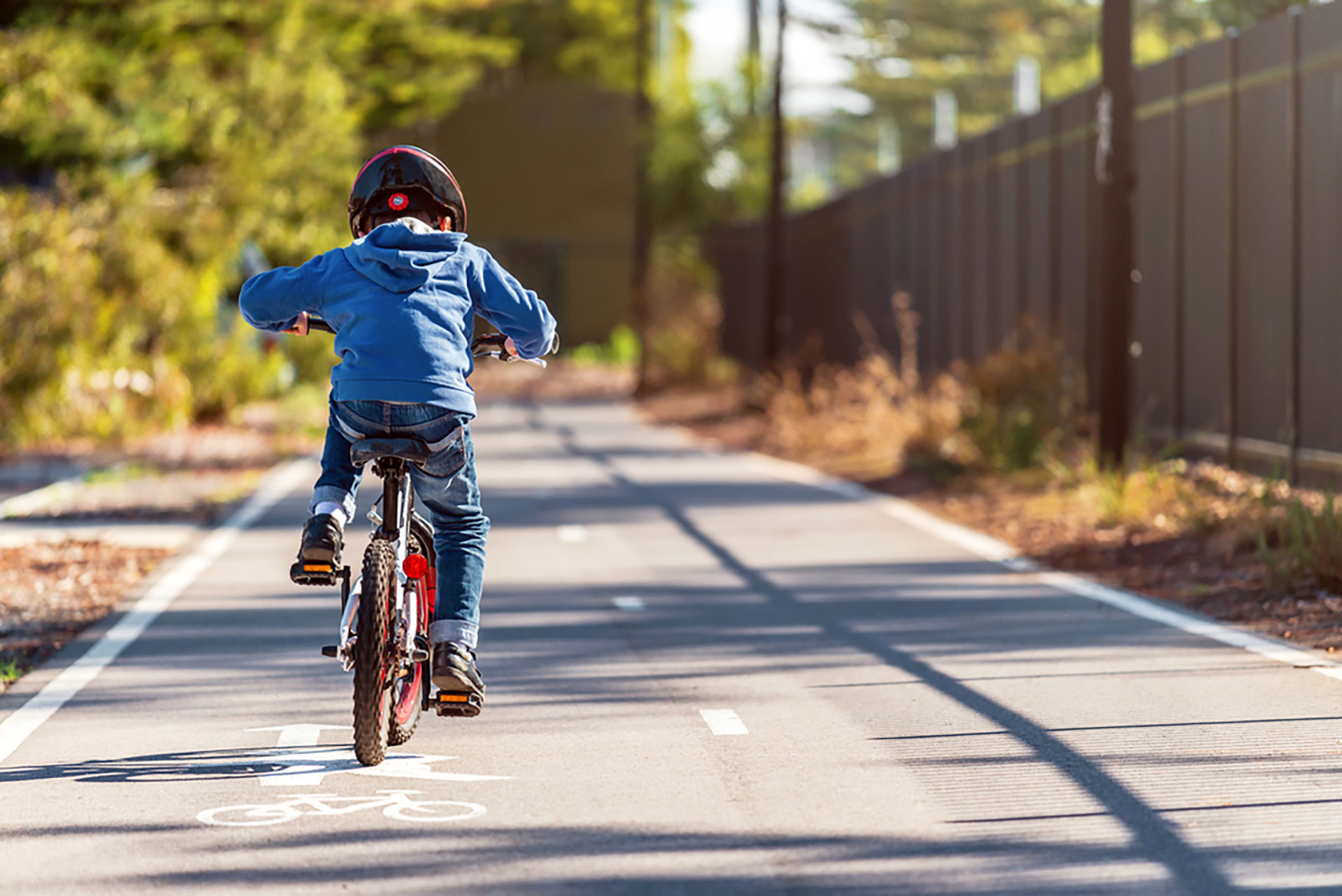 bambino che pedala in bicicletta su una pista ciclabile di Filadelfia