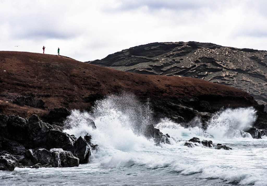 due persone su una scogliere di Lanzarote